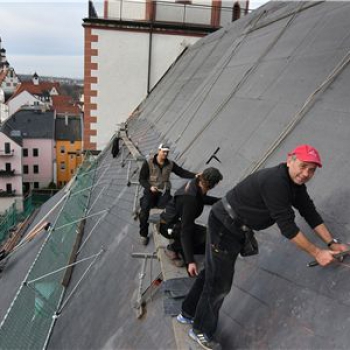 auf-dem-dach-der-nicolaikirche-nageln-die-mitarbeiter-der-1870196.jpg auf-dem-dach-der-nicolaikirche-nageln-die-mitarbeiter-der-1870196.jpg